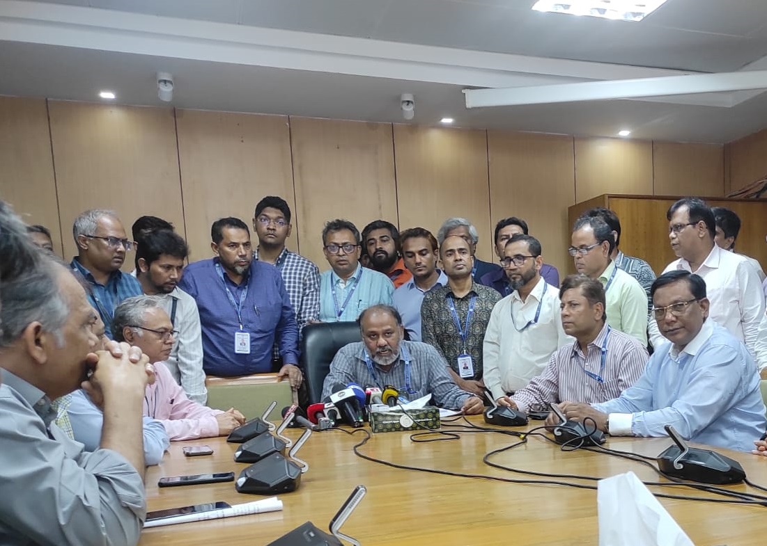 কেন্দ্রীয় ব্যাংকে বিক্ষোভে বাধ্য হয়ে ৬ কর্মকর্তার পদত্যাগ